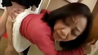 Madura japonesa recibe creampie