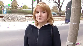 Sch&uuml;chterne Jungfrau Studentin nach der Uni von alten Sack f&uuml;r Mating bezahlt